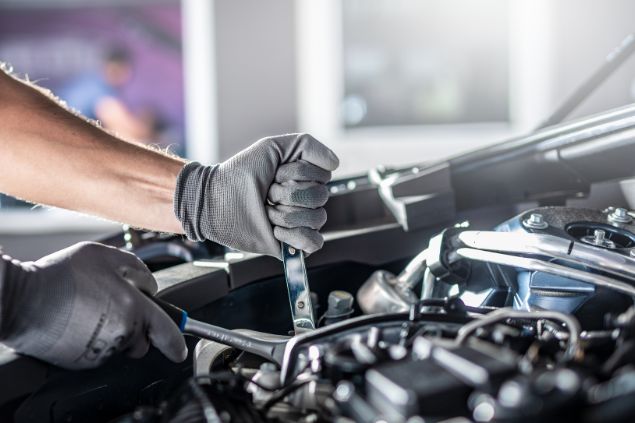 Frühjahrsinspektion in der Autowerkstatt