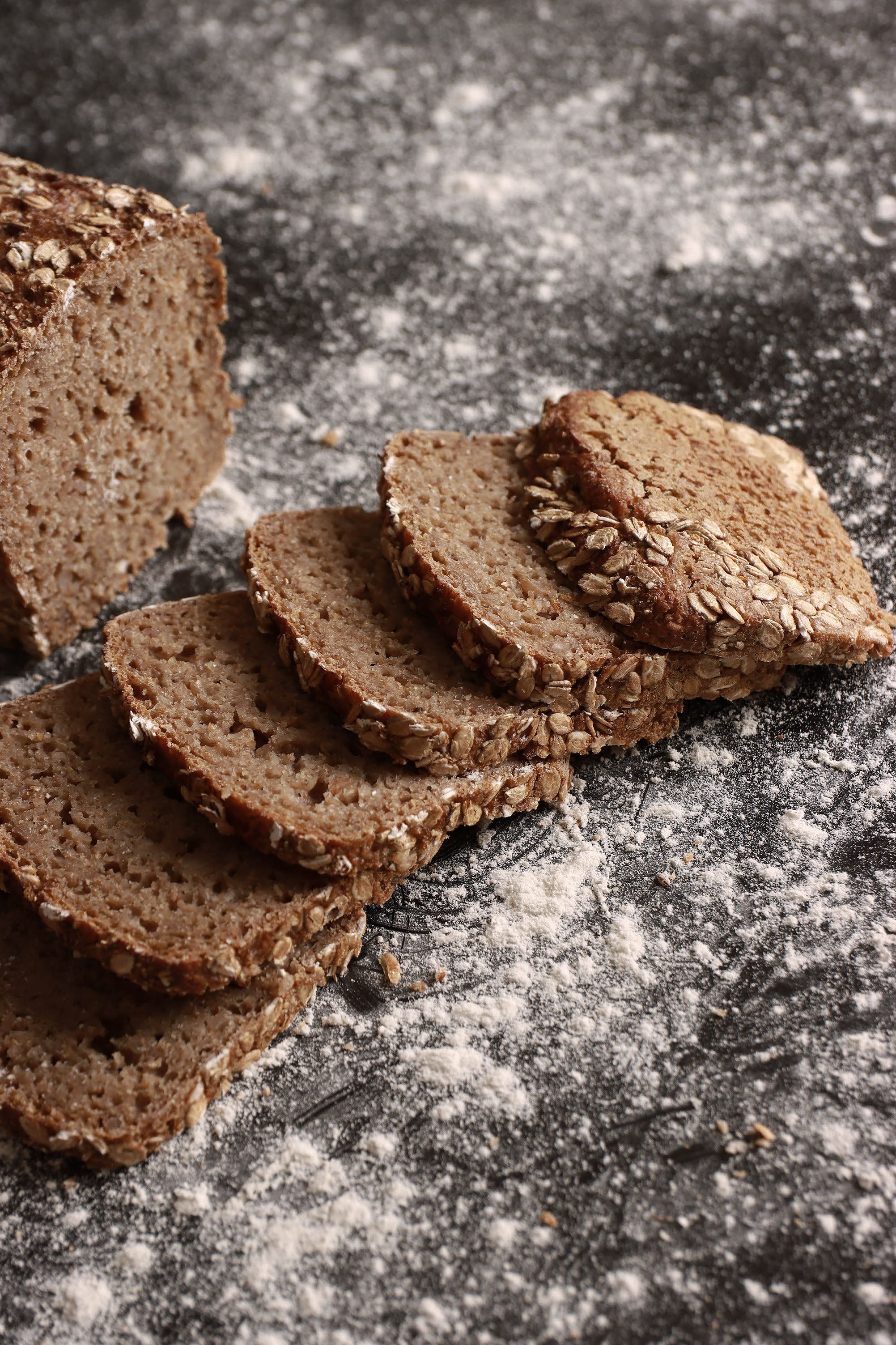 Sechs Scheiben Dinkelbrot wurden nebeneinander angerichtet.