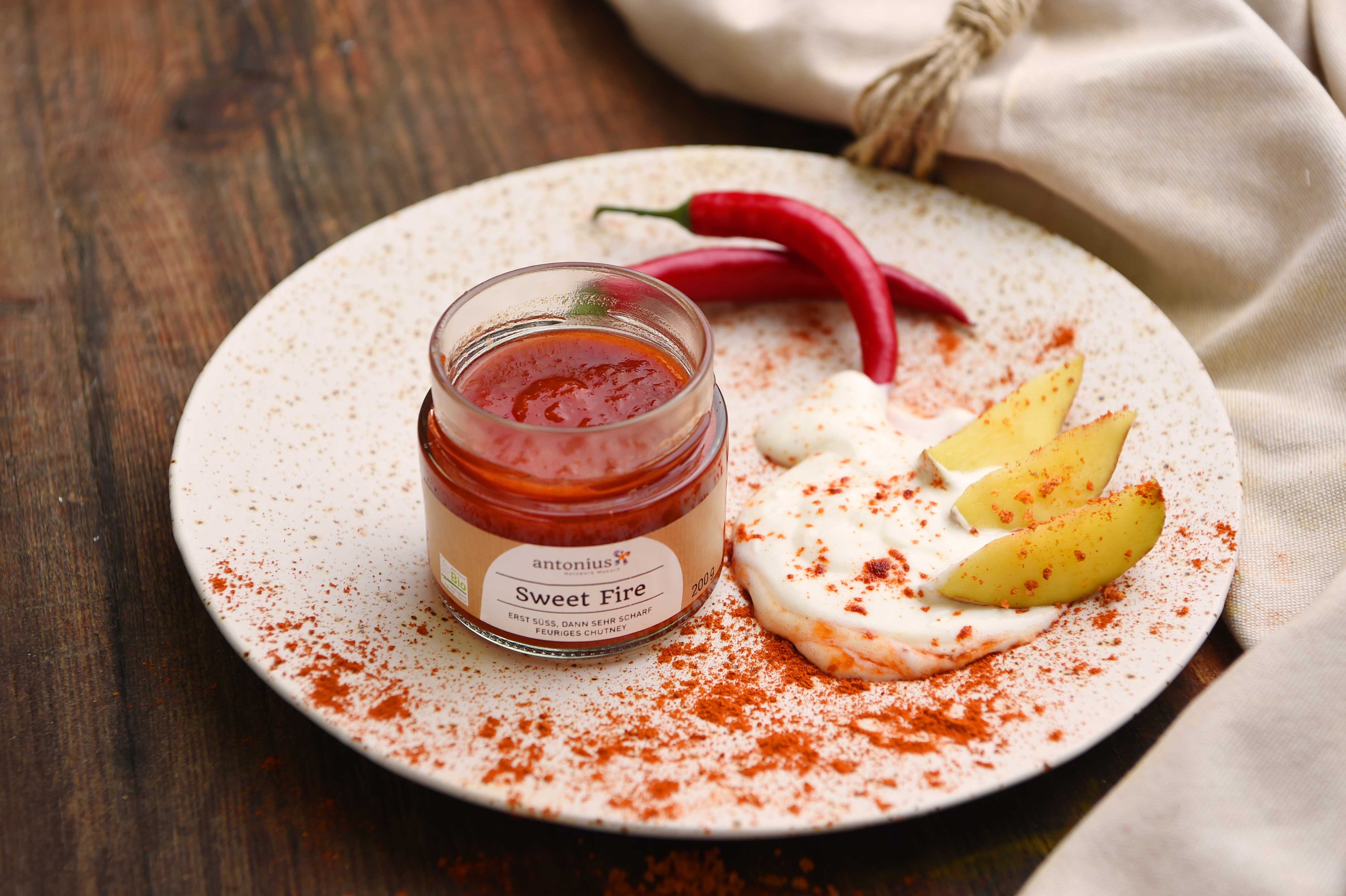 Offenes Chutney auf einem Teller, dekoriert mit Kartoffeln und Kräuterschmand.