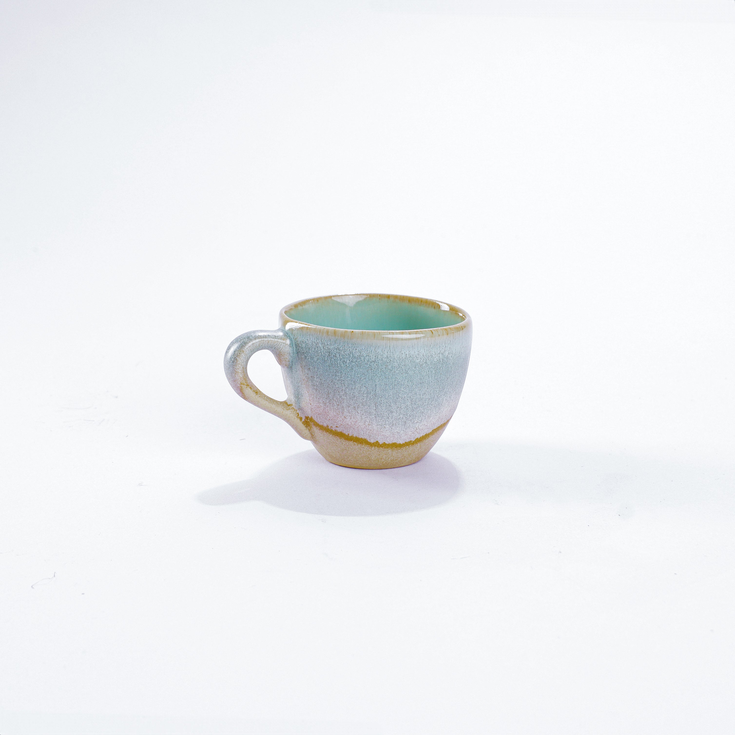 Unsere Keramik Espressotasse in der Farbe Irish-Moos aus Steinzeug-Keramik, mit einer Kapazität von 60 Milliliter, einem Durchmesser von 6,5 Zentimeter und einer Höhe von 5 Zentimeter. Aus unserer nachhaltigen Töpferei selbst getöpfert und mit handaufgetragener Glasur gebrannt.