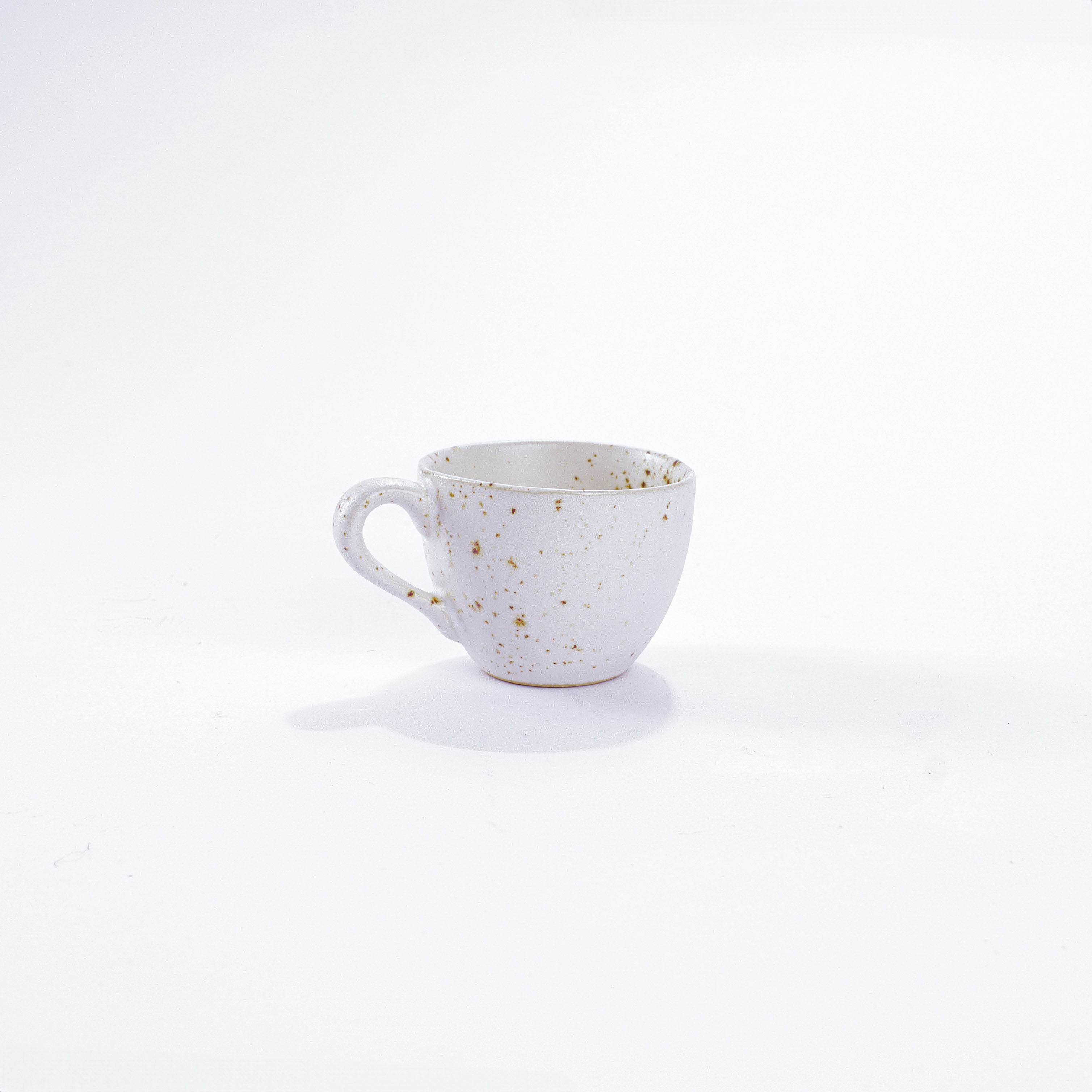 Unsere Keramik Espressotasse in der Farbe Gänseblümchen aus Steinzeug-Keramik, mit einer Kapazität von 60 Milliliter, einem Durchmesser von 6,5 Zentimeter und einer Höhe von 5 Zentimeter. Aus unserer nachhaltigen Töpferei selbst getöpfert und mit handaufgetragener Glasur gebrannt.