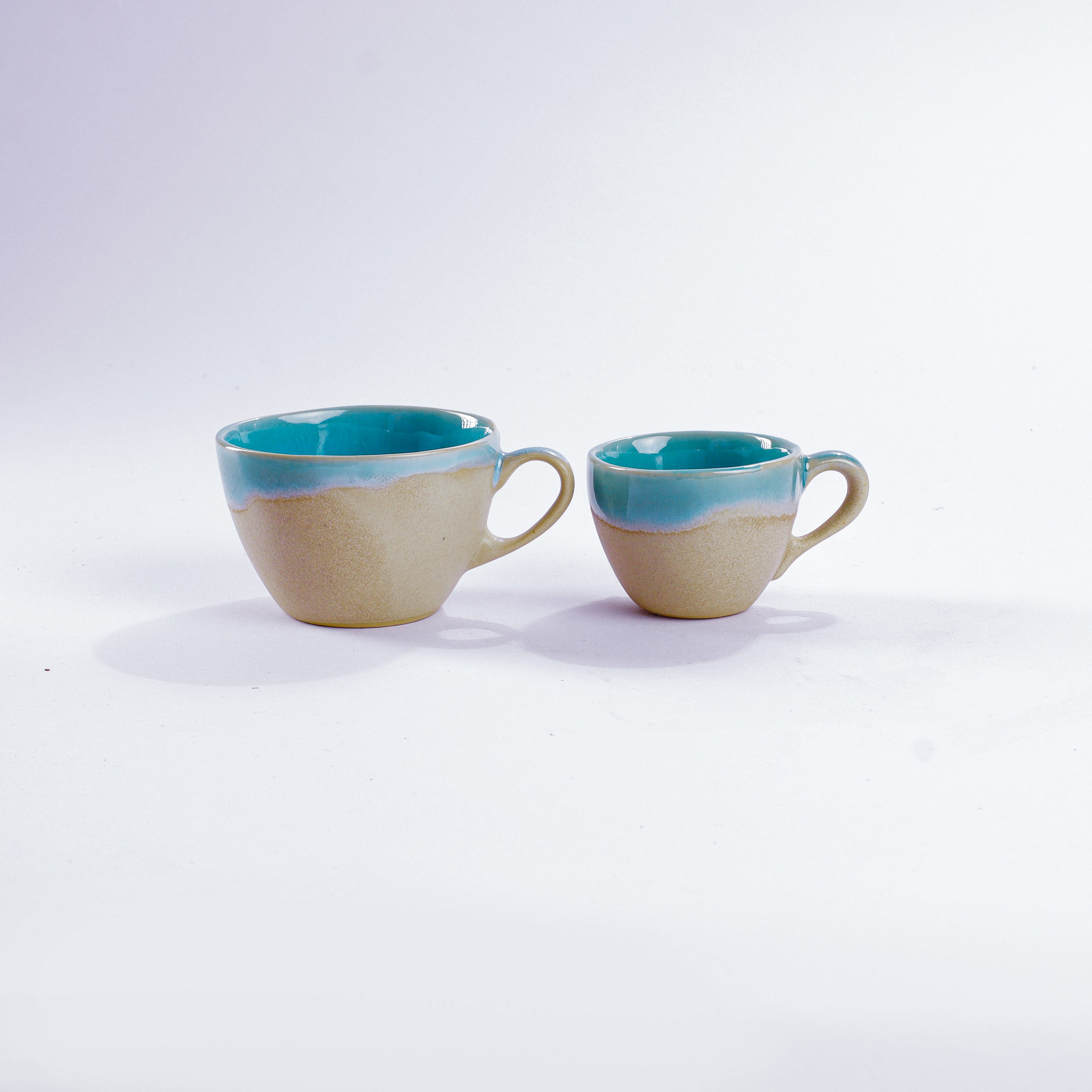 Unsere Keramik Kaffeetassen und Espressotassen in türkis aus Steinzeug-Keramik. Aus unserer nachhaltigen Töpferei selbst getöpfert und mit handaufgetragener Glasur gebrannt.