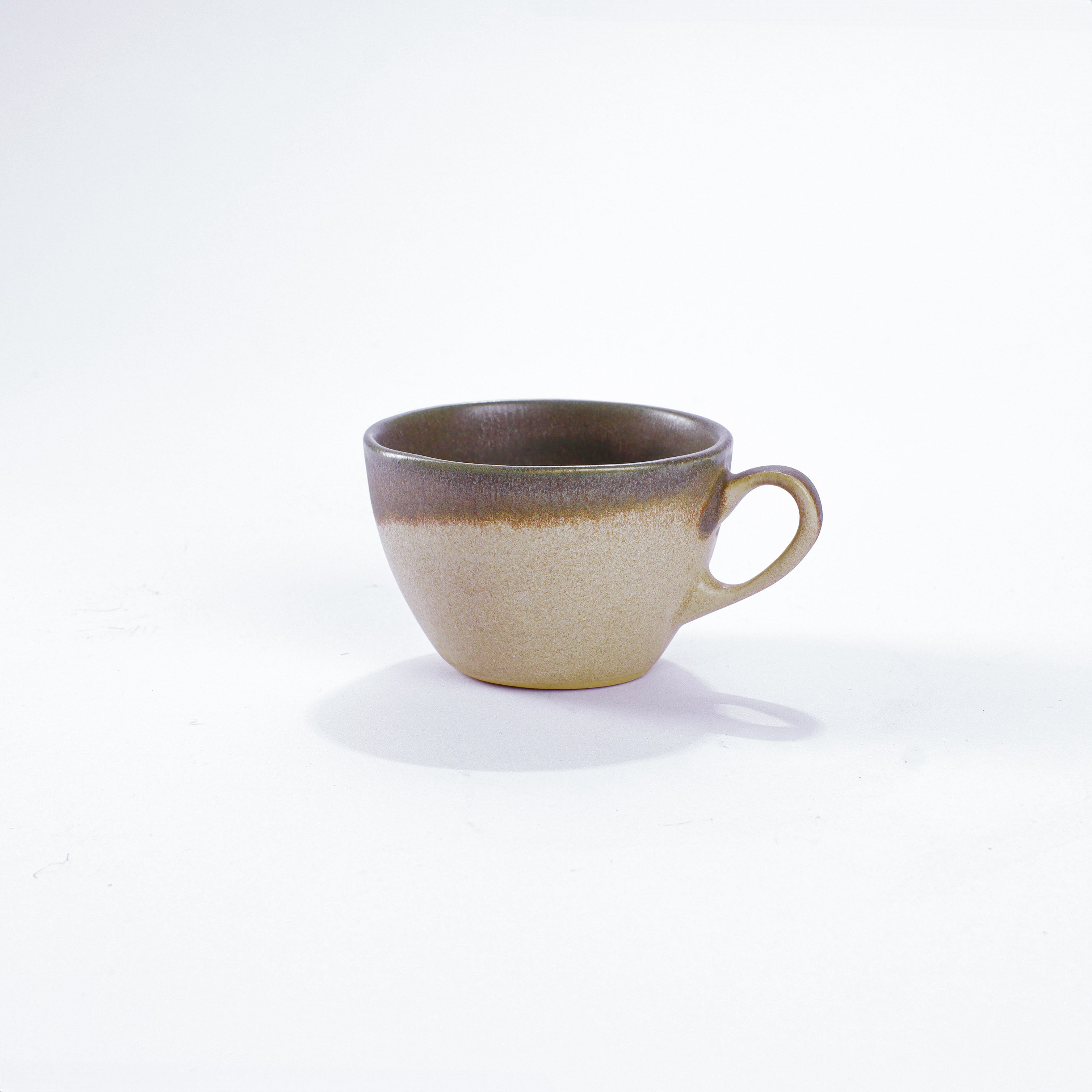 Unsere Keramik Kaffeetasse in der Farbe Moos aus Steinzeug-Keramik mit einer Kapazität von 110 Milliliter, einem Durchmesser von 8 Zentimeter und einer Höhe von 6 Zentimeter. Aus unserer nachhaltigen Töpferei selbst getöpfert und mit handaufgetragener Glasur gebrannt.