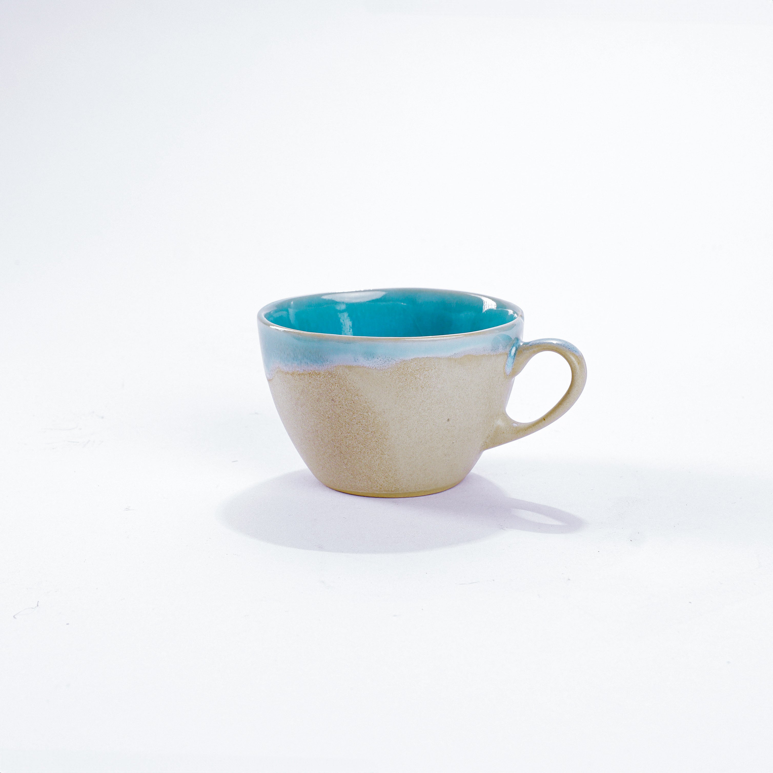 Unsere Keramik Kaffeetasse in der Farbe türkis aus Steinzeug-Keramik mit einer Kapazität von 110 Milliliter, einem Durchmesser von 8 Zentimeter und einer Höhe von 6 Zentimeter. Aus unserer nachhaltigen Töpferei selbst getöpfert und mit handaufgetragener Glasur gebrannt.