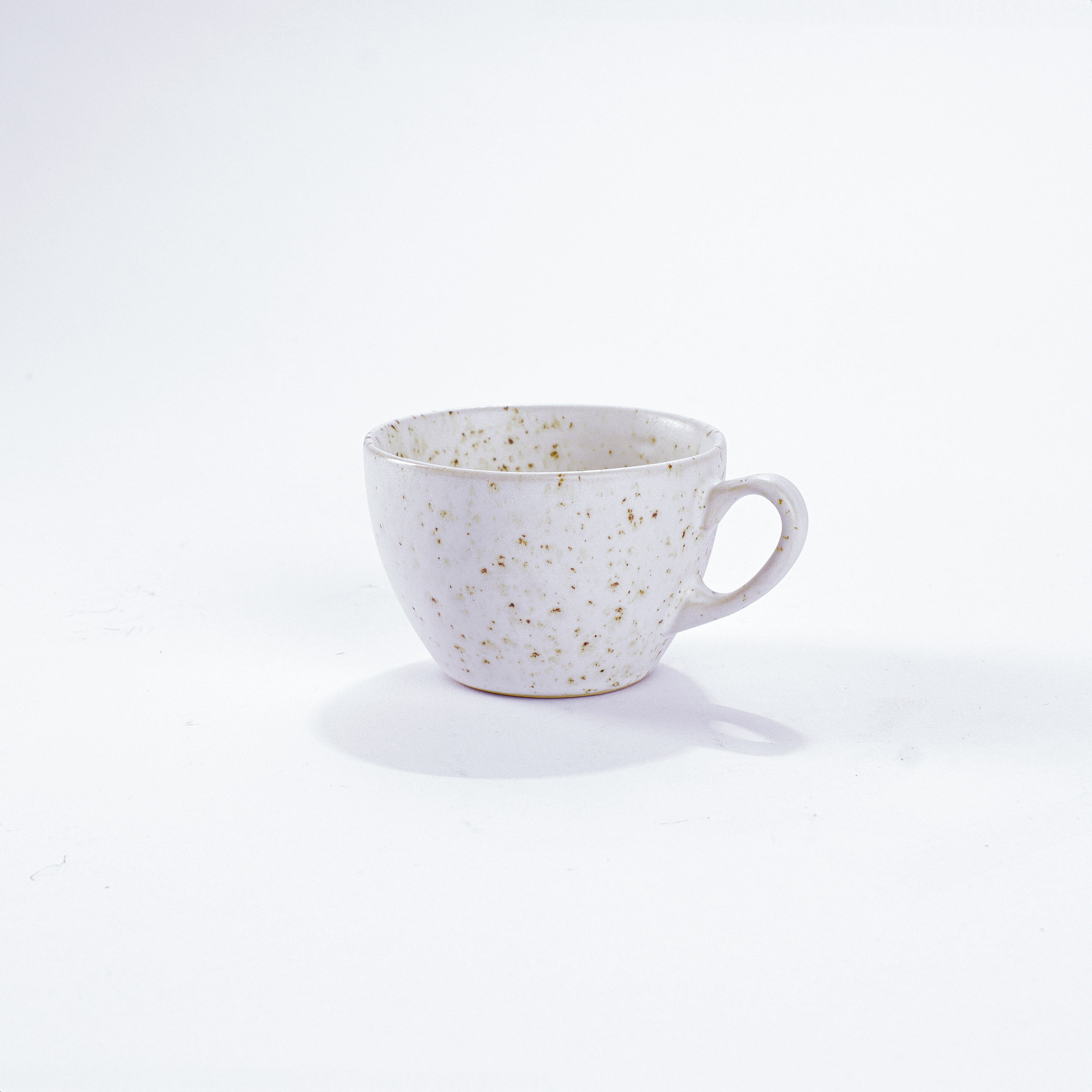 Unsere Keramik Kaffeetasse in der Farbe Gänseblümchen aus Steinzeug-Keramik mit einer Kapazität von 110 Milliliter, einem Durchmesser von 8 Zentimeter und einer Höhe von 6 Zentimeter. Aus unserer nachhaltigen Töpferei selbst getöpfert und mit handaufgetragener Glasur gebrannt.