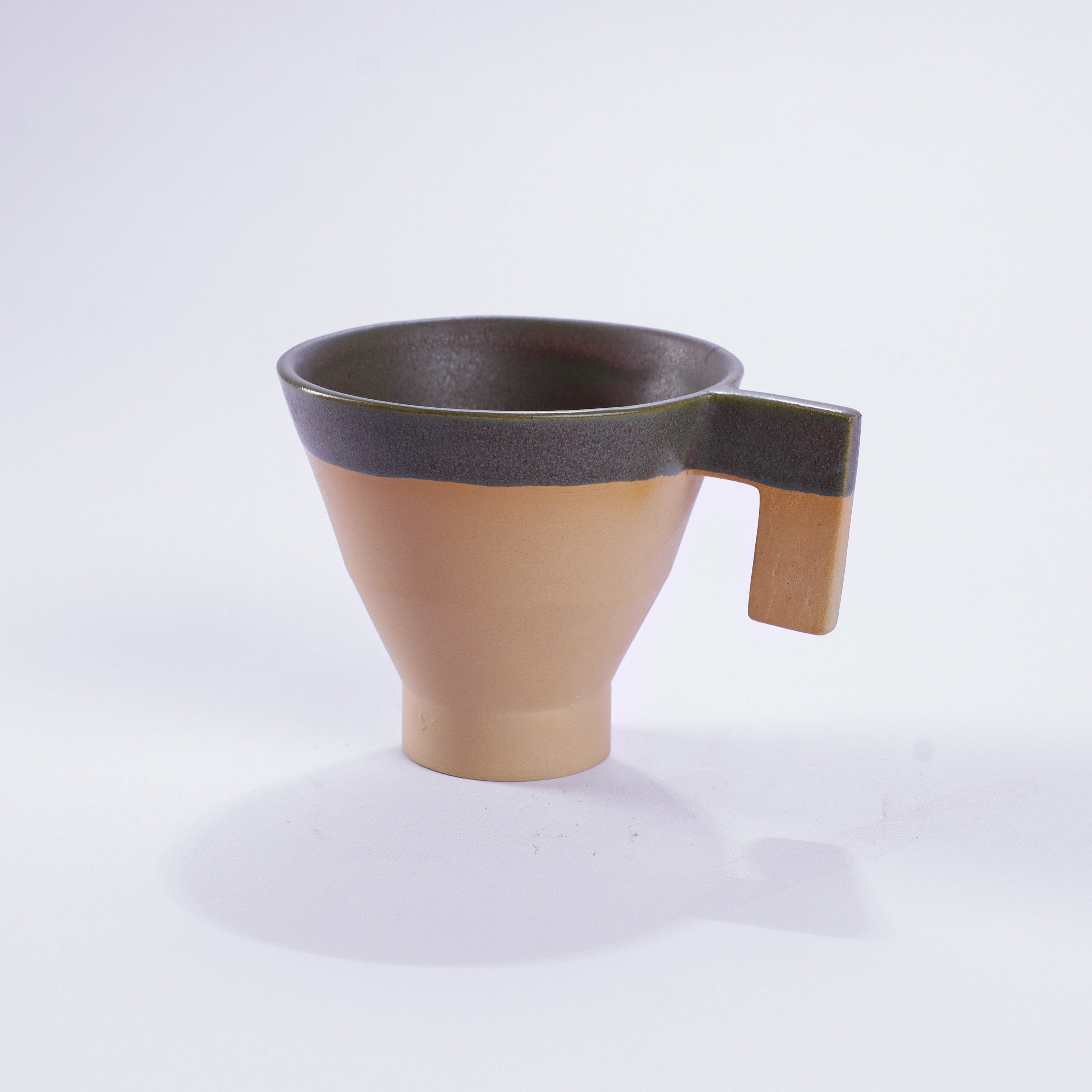 Keramiktasse, kegelförmig, aus Steinzeug-Keramik in der Farbe Moos. Ausgestattet mit einem zylinderförmigen Boden und einer Kapazität von 250 Milliliter. Der Durchmesser beträgt 10 Zentimeter, die Höhe beträgt 9 Zentimeter. Regional aus nachhaltiger Keramik getöpfert.