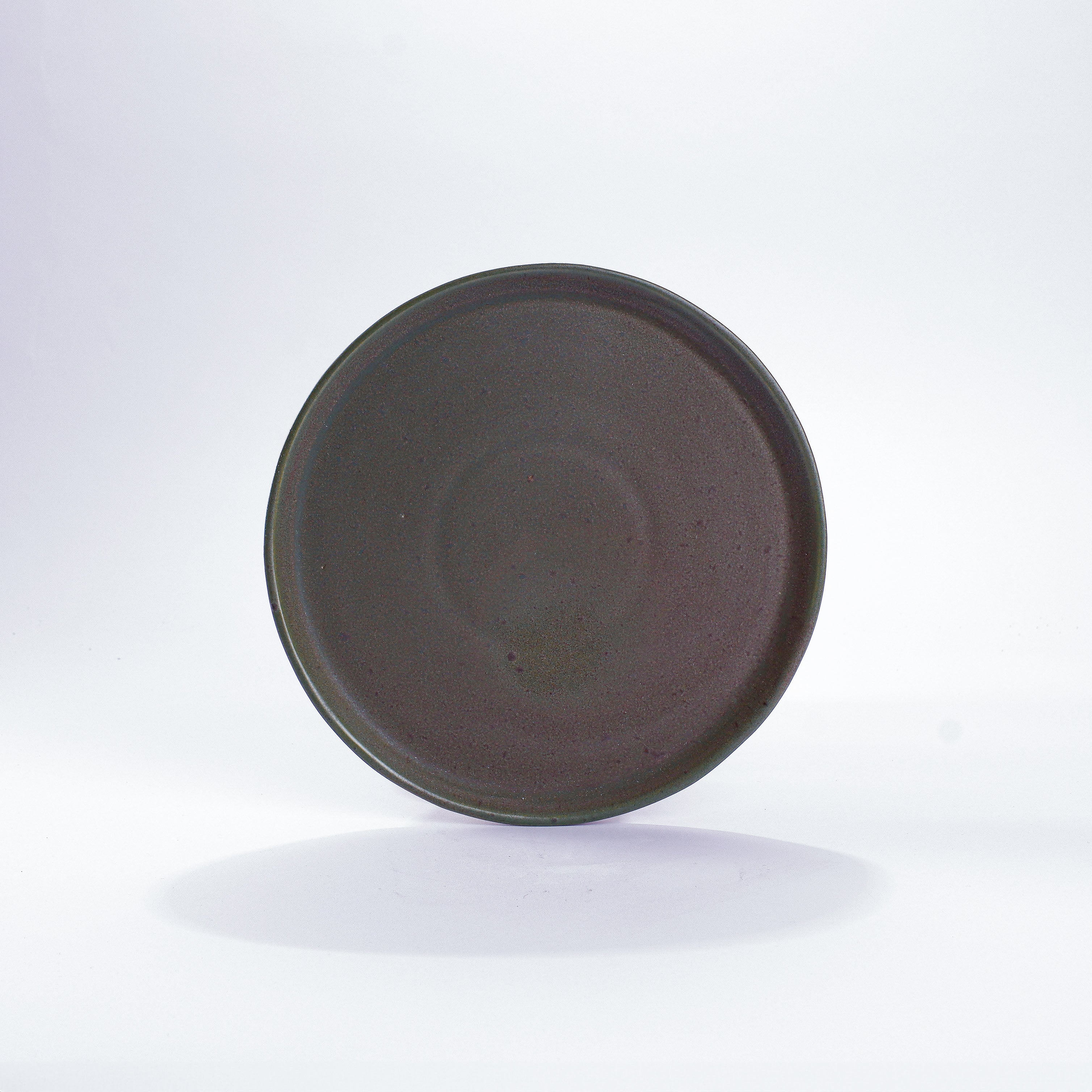Unserer runder Keramikteller in der kleinsten Größe mit einem Durchmesser von 22 Zentimeter. In der Farbe Moos und aus Steinzeug-Keramik. Aus unserer nachhaltigen Töpferei selbst getöpfert und mit handaufgetragener Glasur gebrannt.