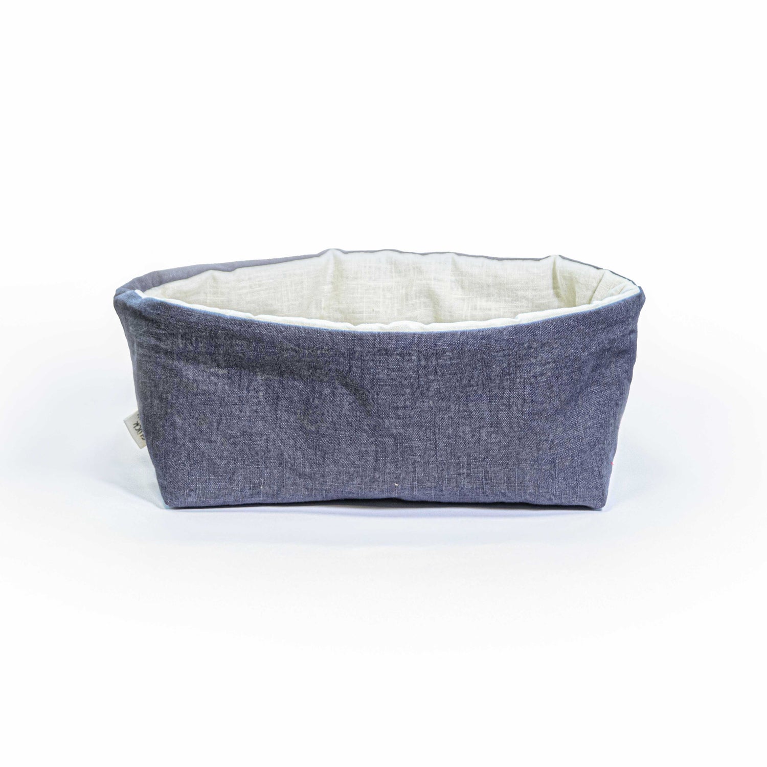 Selbstgenähtes Stoffkörbchen aus Leinen, rechteckig. Grauer Stoff außen und weißer Stoff innen verwendet. Stoffetikett seitlich angebraSelbstgenähtes Stoffkörbchen aus Leinen, rechteckig. Blauer Stoff außen und weißer Stoff innen verwendet. cht.