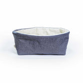Selbstgenähtes Stoffkörbchen aus Leinen, rechteckig. Grauer Stoff außen und weißer Stoff innen verwendet. Stoffetikett seitlich angebraSelbstgenähtes Stoffkörbchen aus Leinen, rechteckig. Blauer Stoff außen und weißer Stoff innen verwendet. cht.