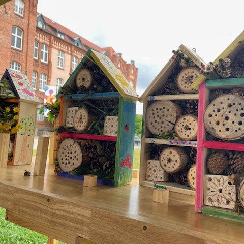 Insektenhotels bemalen und befüllen im Juli