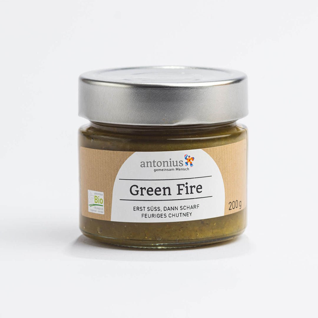 Ein Glas feurig scharfes Green Fire Chutney mit Gemüse aus regionalem Anbau und Habanero Chili und der Aufschrift "Erst süß, dann scharf feuriges Chutney".