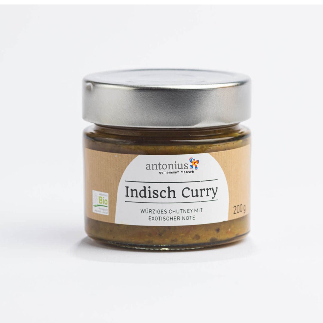 Ein mit einem Metalldeckel verschlossenes Glas mit Indisch-Curry-Chutney mit der Aufschrift "Würziges Chutney mit exotischer Note".