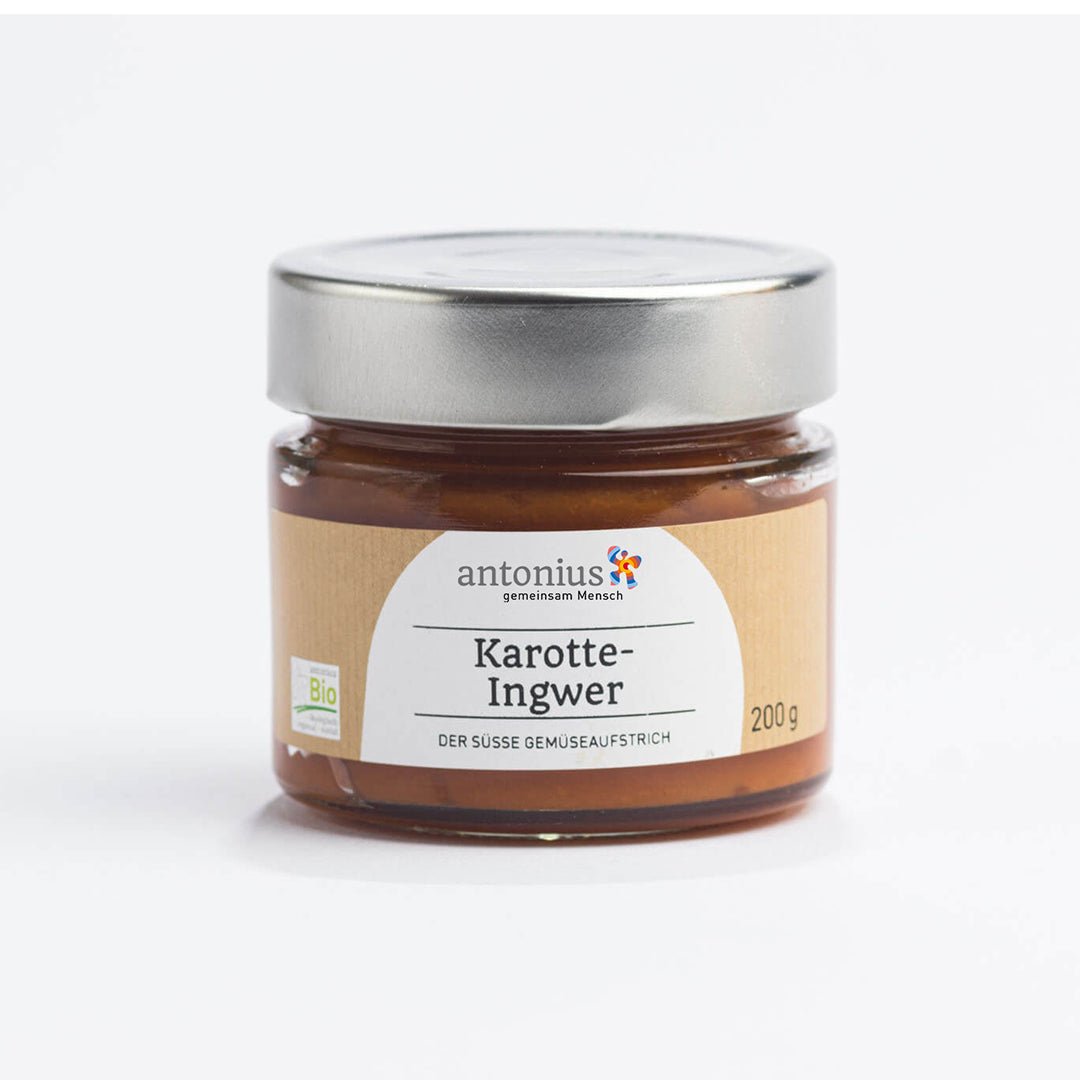 Ein mit einem Metalldeckel verschlossenes Glas mit süßem Karotten-Ingwer-Gemüseaufstrich. Auf dem Etikett steht "Karotte-Ingwer, der süße Gemüseaufstrich".