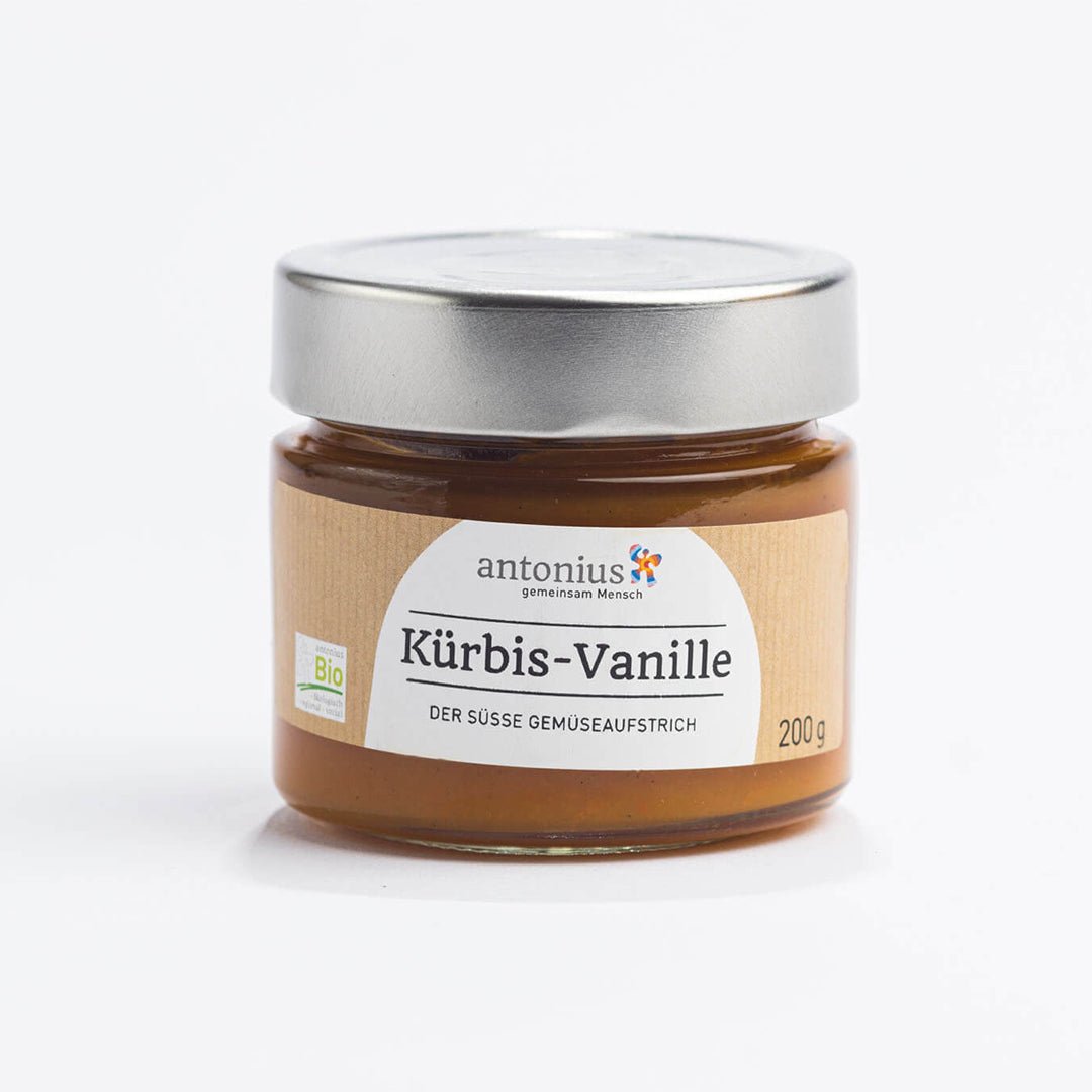 Ein mit einem Metalldeckel verschlossenes Glas mit Kürbis-Vanille-Gemüseaufstrich und der Aufschrift "Kürbis-Vanille - Der süße Gemüseaufstrich".