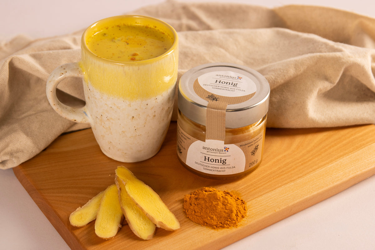 Golden Milk mit Honig und winterlichen Gewürzen