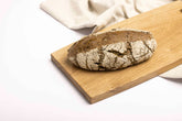 Unser Roggenbrot mit Spirulina. Außen knusprig, innen fluffig leichte Krume..