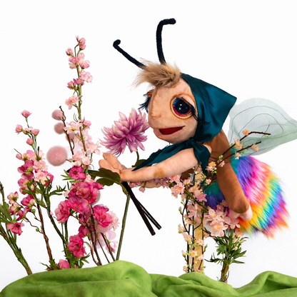 Schmetterling-Puppe und Blumen