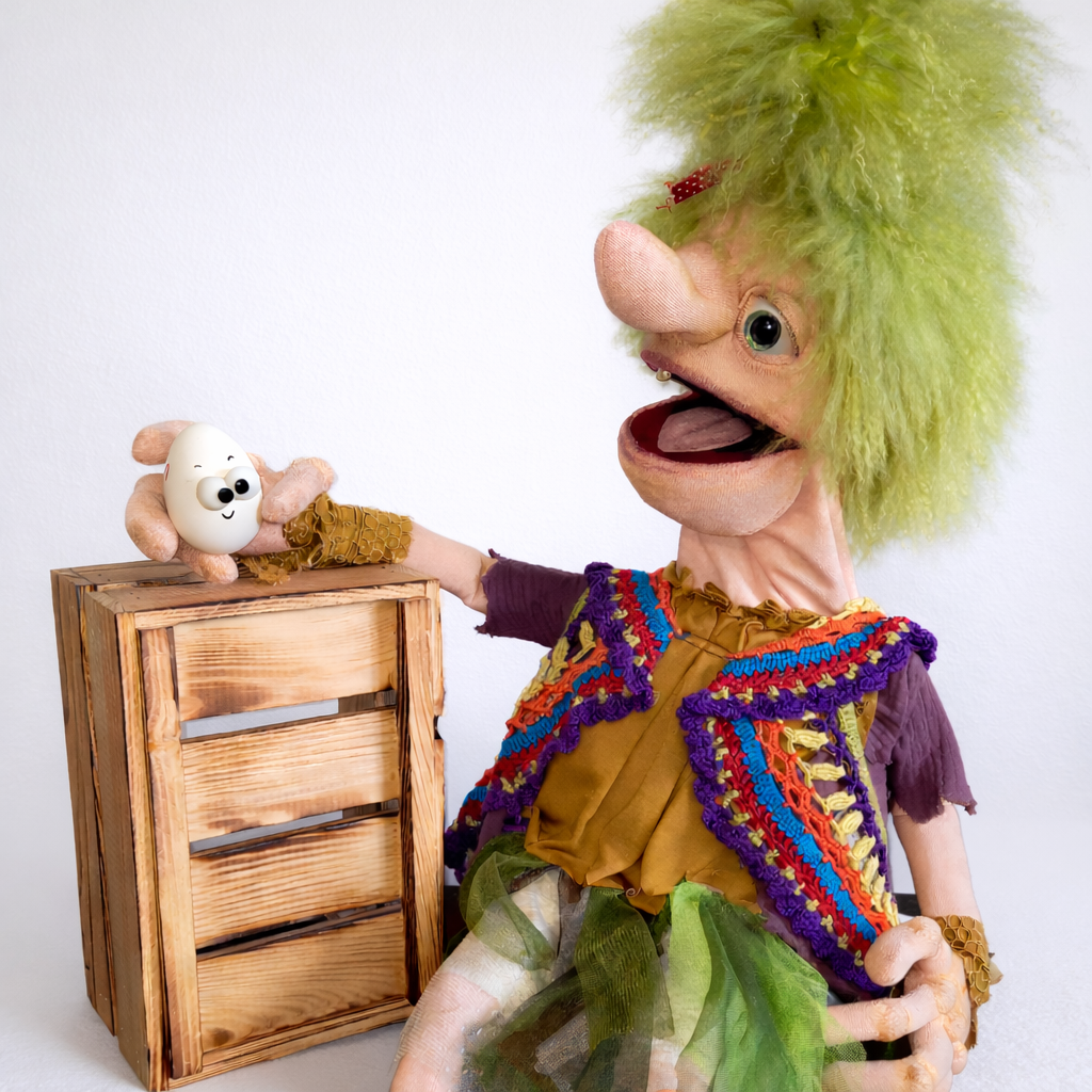 Puppe Hexe mit Osterei