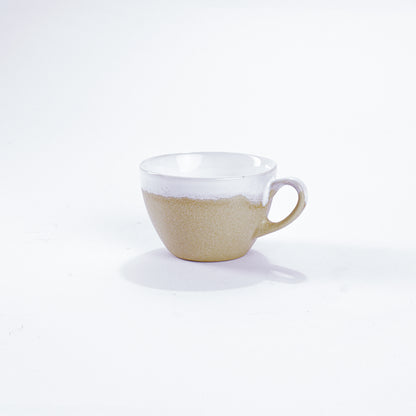 Unsere Keramik Kaffeetasse in der Farbe weiß aus Steinzeug-Keramik mit einer Kapazität von 110 Milliliter, einem Durchmesser von 8 Zentimeter und einer Höhe von 6 Zentimeter. Aus unserer nachhaltigen Töpferei selbst getöpfert und mit handaufgetragener Glasur gebrannt. 