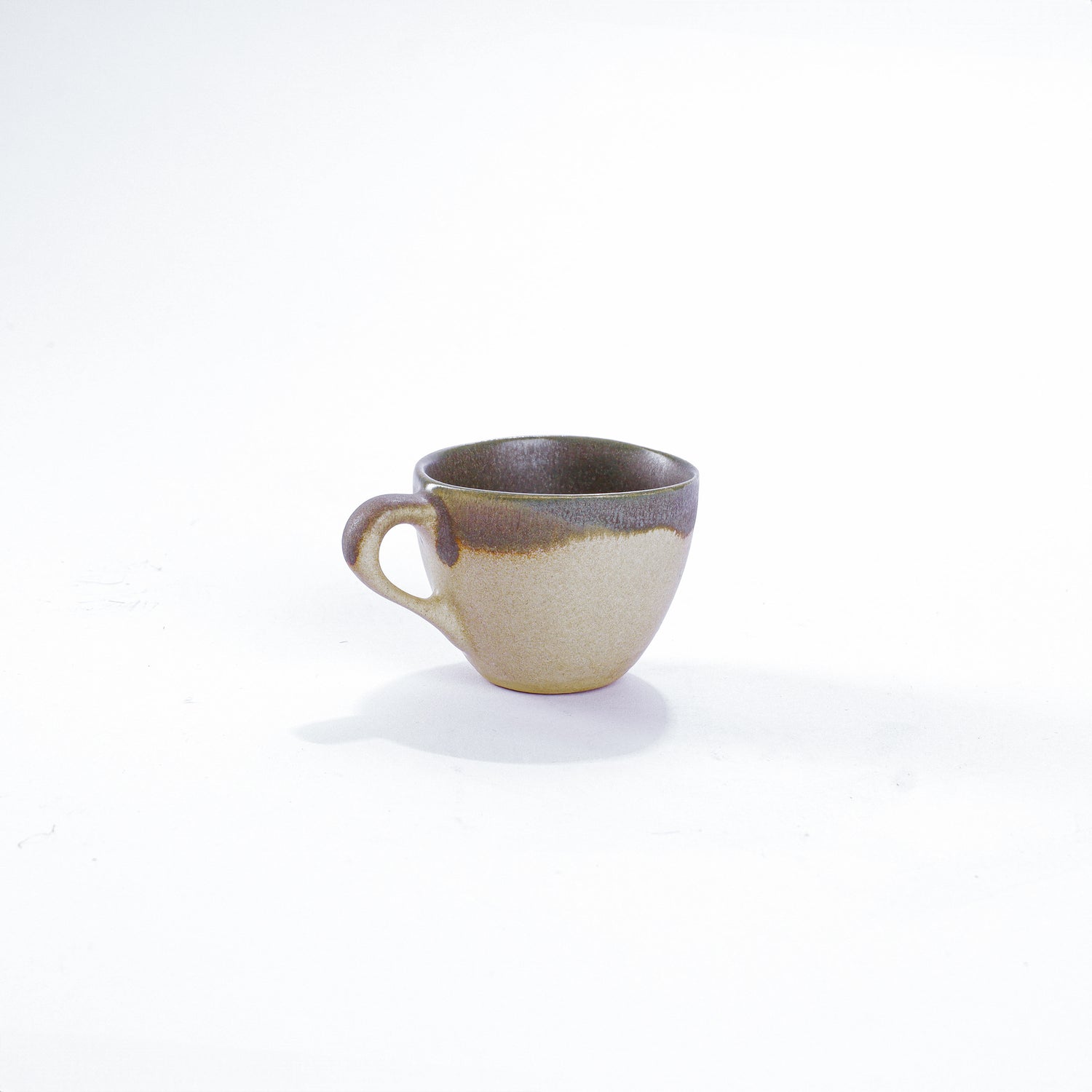 Unsere Keramik Espressotasse in der Farbe Moos aus Steinzeug-Keramik, mit einer Kapazität von 60 Milliliter, einem Durchmesser von 6,5 Zentimeter und einer Höhe von 5 Zentimeter. Aus unserer nachhaltigen Töpferei selbst getöpfert und mit handaufgetragener Glasur gebrannt.  