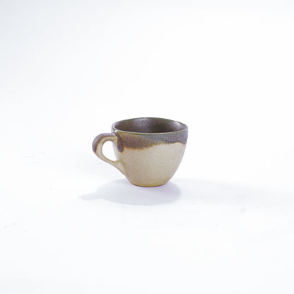 Unsere Keramik Espressotasse in der Farbe Moos aus Steinzeug-Keramik, mit einer Kapazität von 60 Milliliter, einem Durchmesser von 6,5 Zentimeter und einer Höhe von 5 Zentimeter. Aus unserer nachhaltigen Töpferei selbst getöpfert und mit handaufgetragener Glasur gebrannt.  