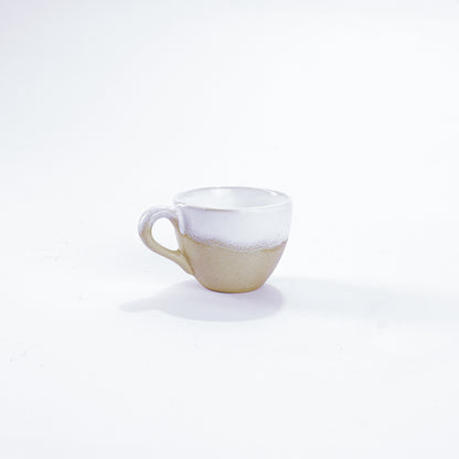 Unsere Keramik Espressotasse in der Farbe Weiß aus Steinzeug-Keramik, mit einer Kapazität von 60 Milliliter, einem Durchmesser von 6,5 Zentimeter und einer Höhe von 5 Zentimeter. Aus unserer nachhaltigen Töpferei selbst getöpfert und mit handaufgetragener Glasur gebrannt.  