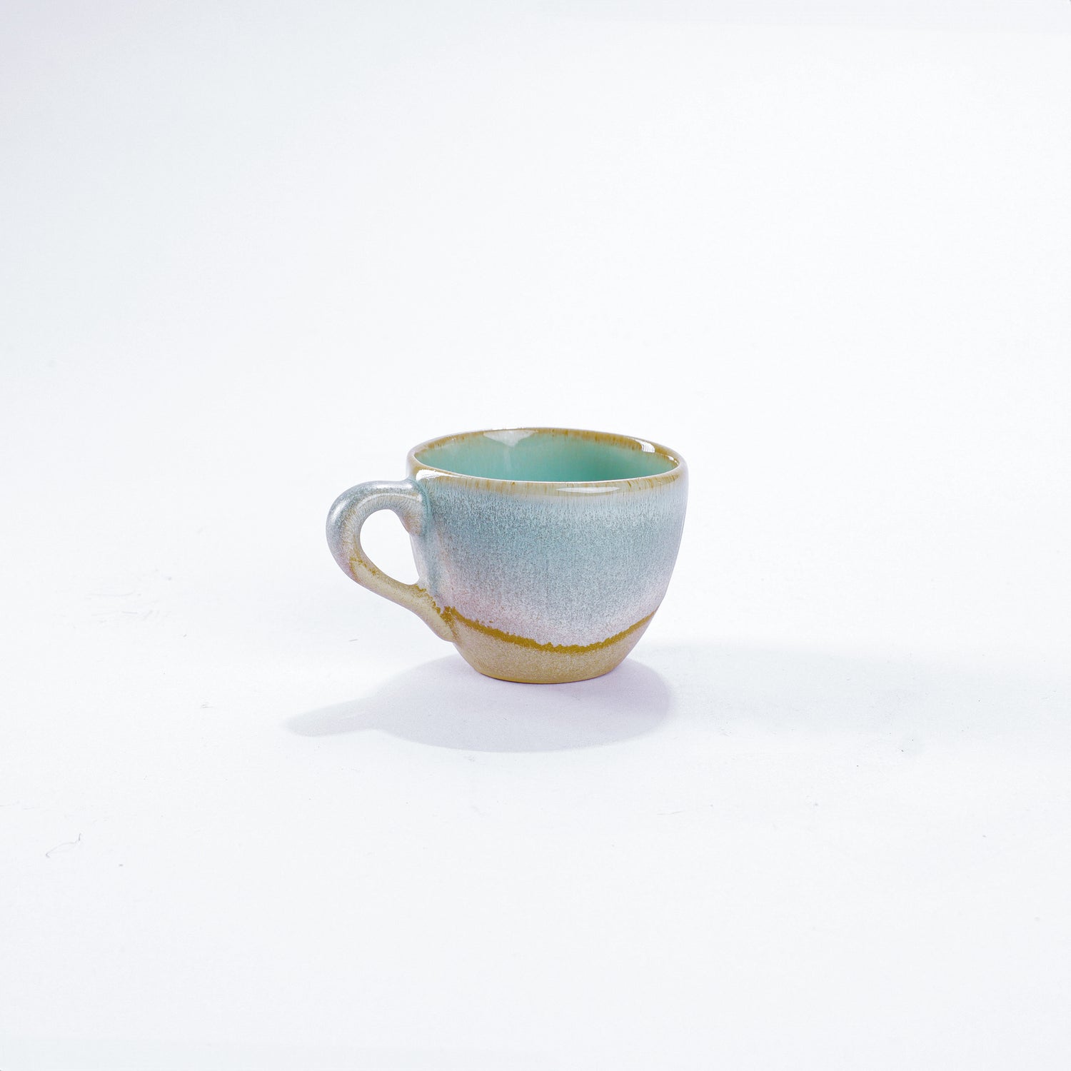 Unsere Keramik Espressotasse in der Farbe Irish-Moos aus Steinzeug-Keramik, mit einer Kapazität von 60 Milliliter, einem Durchmesser von 6,5 Zentimeter und einer Höhe von 5 Zentimeter. Aus unserer nachhaltigen Töpferei selbst getöpfert und mit handaufgetragener Glasur gebrannt.  