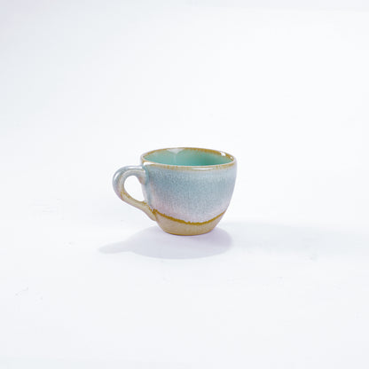 Unsere Keramik Espressotasse in der Farbe Irish-Moos aus Steinzeug-Keramik, mit einer Kapazität von 60 Milliliter, einem Durchmesser von 6,5 Zentimeter und einer Höhe von 5 Zentimeter. Aus unserer nachhaltigen Töpferei selbst getöpfert und mit handaufgetragener Glasur gebrannt.  