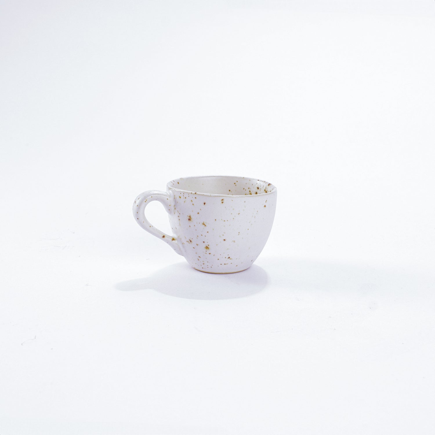 Unsere Keramik Espressotasse in der Farbe Gänseblümchen aus Steinzeug-Keramik, mit einer Kapazität von 60 Milliliter, einem Durchmesser von 6,5 Zentimeter und einer Höhe von 5 Zentimeter. Aus unserer nachhaltigen Töpferei selbst getöpfert und mit handaufgetragener Glasur gebrannt.  