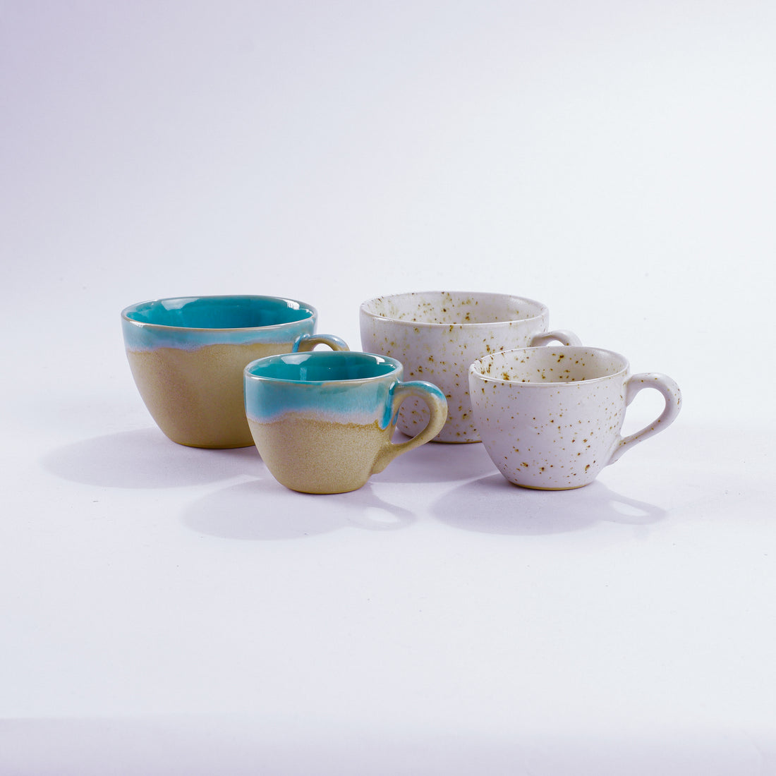 Unsere Keramik Kaffeetassen und Espressotassen in türkis und Gänseblümchen. Aus unserer nachhaltigen Töpferei selbst getöpfert und mit handaufgetragener Glasur gebrannt. 