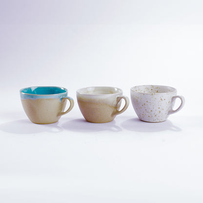Unsere Keramik Espressotassen in den Farben türkis, Basaltweiß und Gänseblümchen aus Steinzeug-Keramik, mit einer Kapazität von 60 Milliliter, einem Durchmesser von 6,5 Zentimeter und einer Höhe von 5 Zentimeter. Aus unserer nachhaltigen Töpferei selbst getöpfert und mit handaufgetragener Glasur gebrannt.  