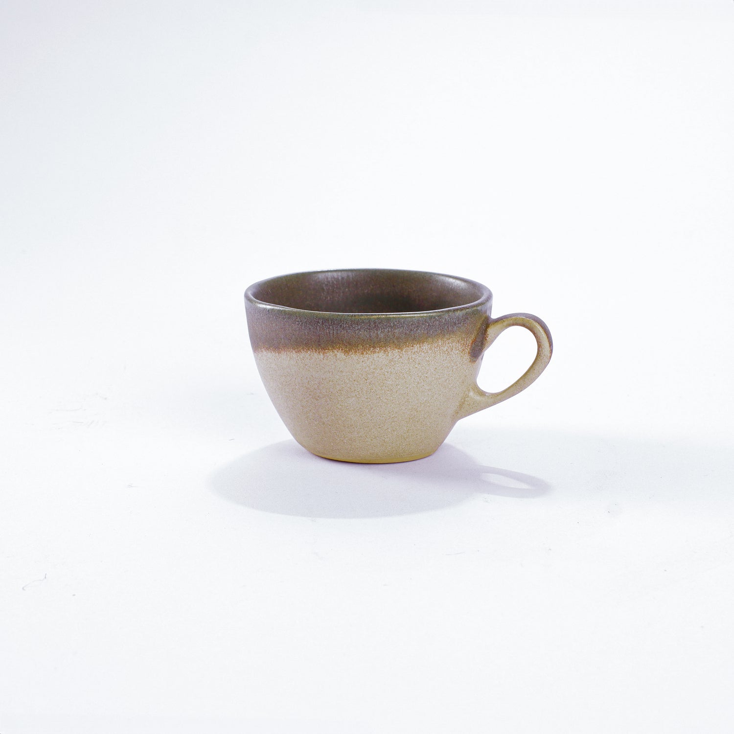 Unsere Keramik Kaffeetasse in der Farbe Moos aus Steinzeug-Keramik mit einer Kapazität von 110 Milliliter, einem Durchmesser von 8 Zentimeter und einer Höhe von 6 Zentimeter. Aus unserer nachhaltigen Töpferei selbst getöpfert und mit handaufgetragener Glasur gebrannt. 