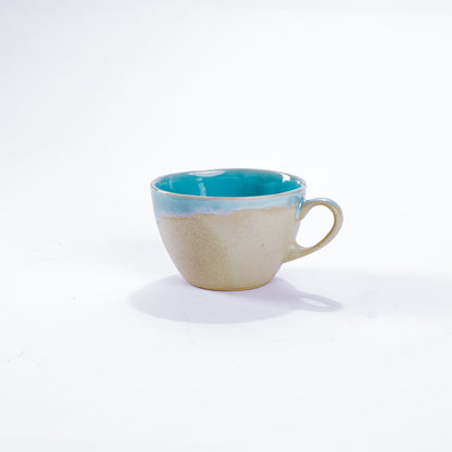 Unsere Keramik Kaffeetasse in der Farbe türkis aus Steinzeug-Keramik mit einer Kapazität von 110 Milliliter, einem Durchmesser von 8 Zentimeter und einer Höhe von 6 Zentimeter. Aus unserer nachhaltigen Töpferei selbst getöpfert und mit handaufgetragener Glasur gebrannt. 