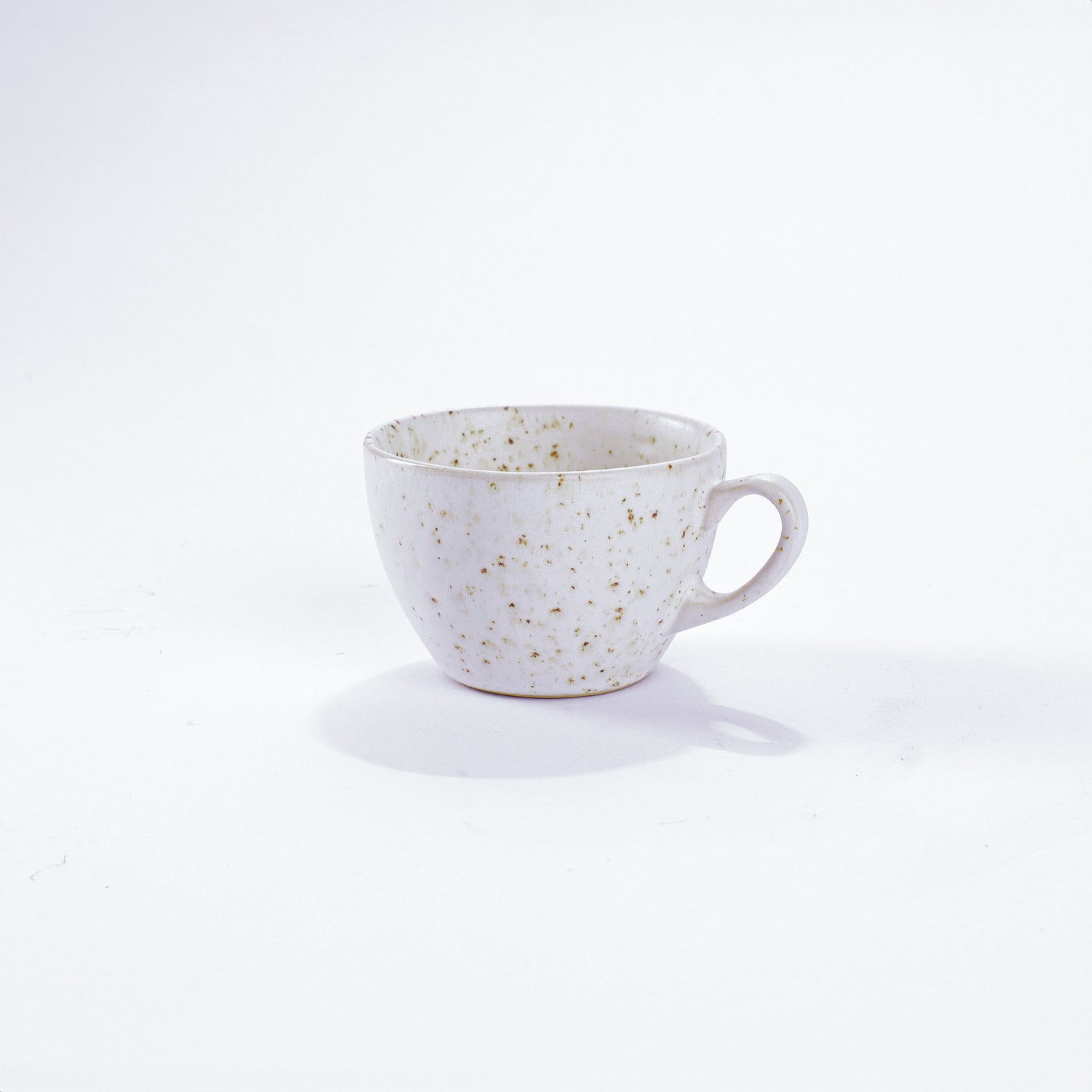 Unsere Keramik Kaffeetasse in der Farbe Gänseblümchen aus Steinzeug-Keramik mit einer Kapazität von 110 Milliliter, einem Durchmesser von 8 Zentimeter und einer Höhe von 6 Zentimeter. Aus unserer nachhaltigen Töpferei selbst getöpfert und mit handaufgetragener Glasur gebrannt. 