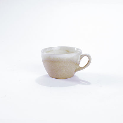Unsere Keramik Kaffeetasse in der Farbe Basaltweiß aus Steinzeug-Keramik mit einer Kapazität von 110 Milliliter, einem Durchmesser von 8 Zentimeter und einer Höhe von 6 Zentimeter. Aus unserer nachhaltigen Töpferei selbst getöpfert und mit handaufgetragener Glasur gebrannt. 