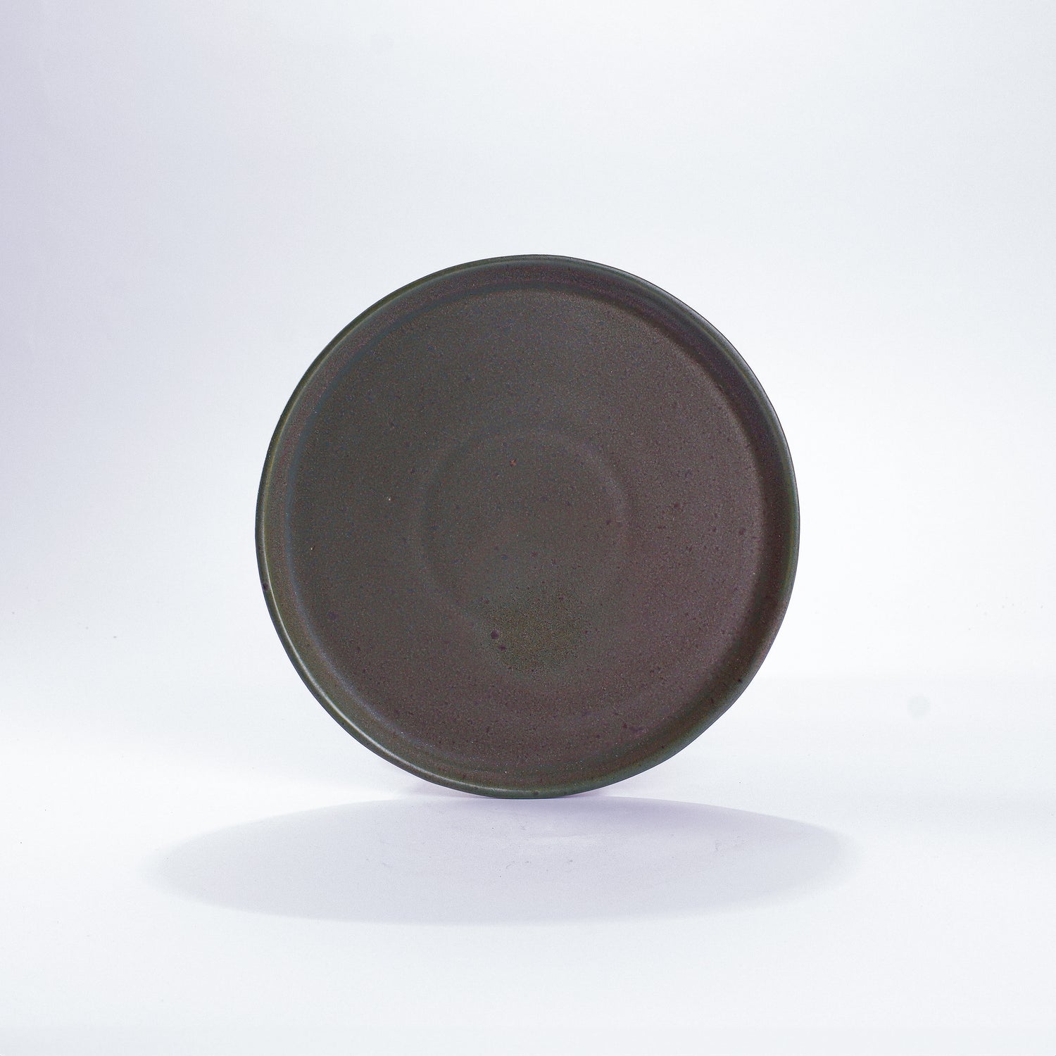 Unserer runder Keramikteller in der kleinsten Größe mit einem Durchmesser von 22 Zentimeter. In der Farbe Moos und aus Steinzeug-Keramik. Aus unserer nachhaltigen Töpferei selbst getöpfert und mit handaufgetragener Glasur gebrannt.