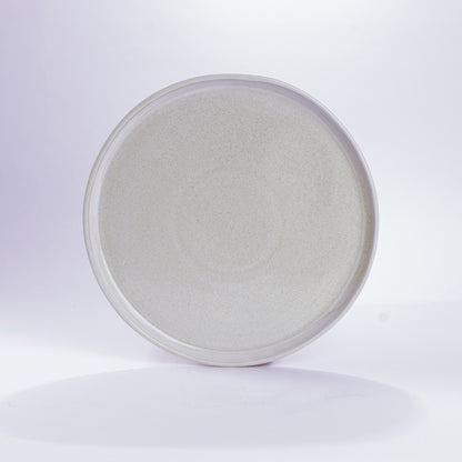 Unserer runder Keramikteller in der größten Größe mit einem Durchmesser von 29 Zentimeter. In der Farbe Basaltweiß und aus Steinzeug-Keramik. Aus unserer nachhaltigen Töpferei selbst getöpfert und mit handaufgetragener Glasur gebrannt.