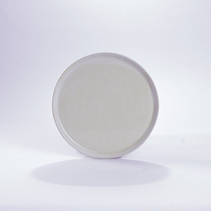 Unserer runder Keramikteller in der kleinsten Größe mit einem Durchmesser von 22 Zentimeter. In der Farbe Basaltweiß und aus Steinzeug-Keramik. Aus unserer nachhaltigen Töpferei selbst getöpfert und mit handaufgetragener Glasur gebrannt.