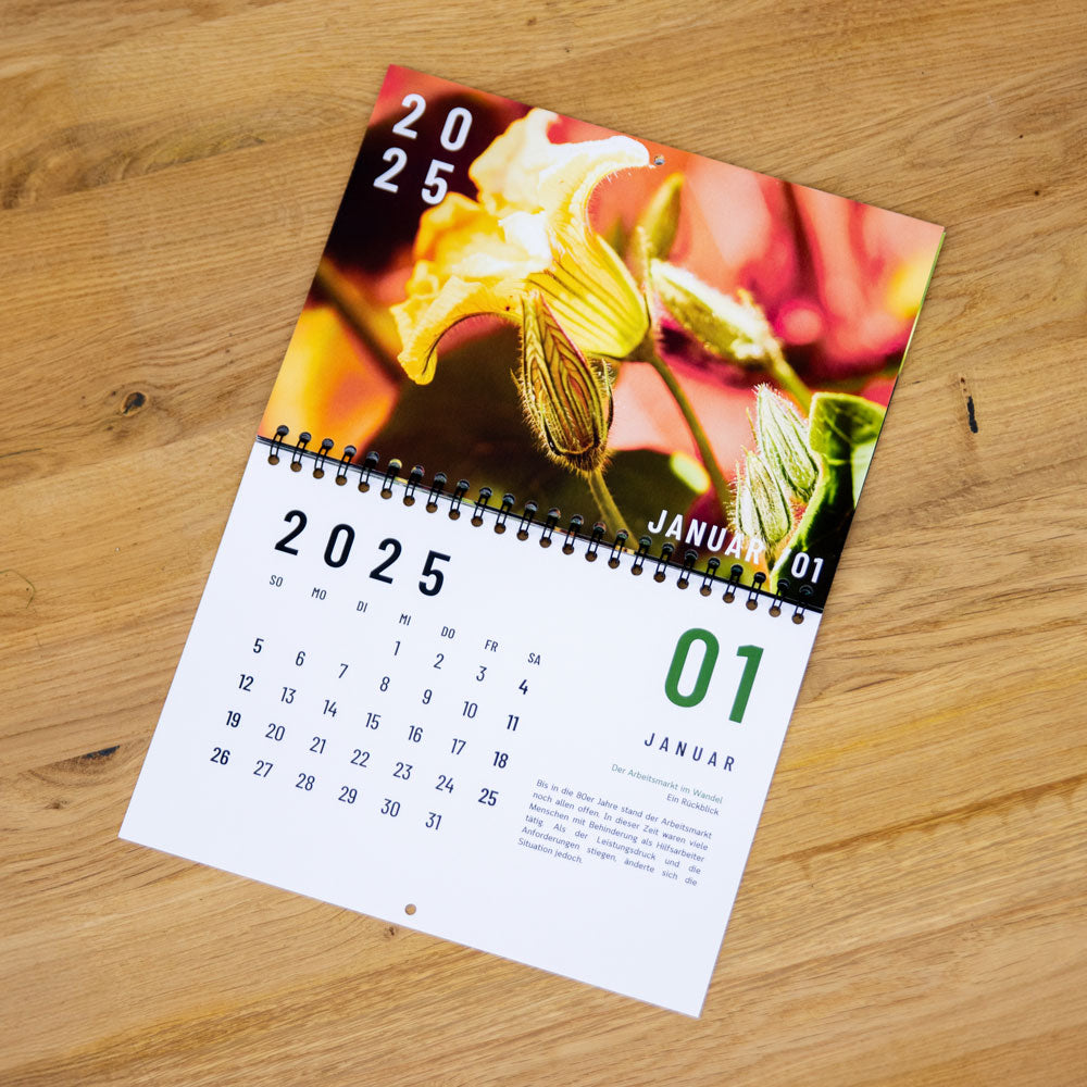 Der Erste Januar im 2025 Fotokalendar. Auf der Oberen Seite sind Blüten zu sehen, sowie die der Monat und das Jahr. Auf der Unteren Seite ist das Datum, das Jahr zu sehen. Sowie tabellarisch alle Tage des Monats mit dem entsprechendem Wochentag.