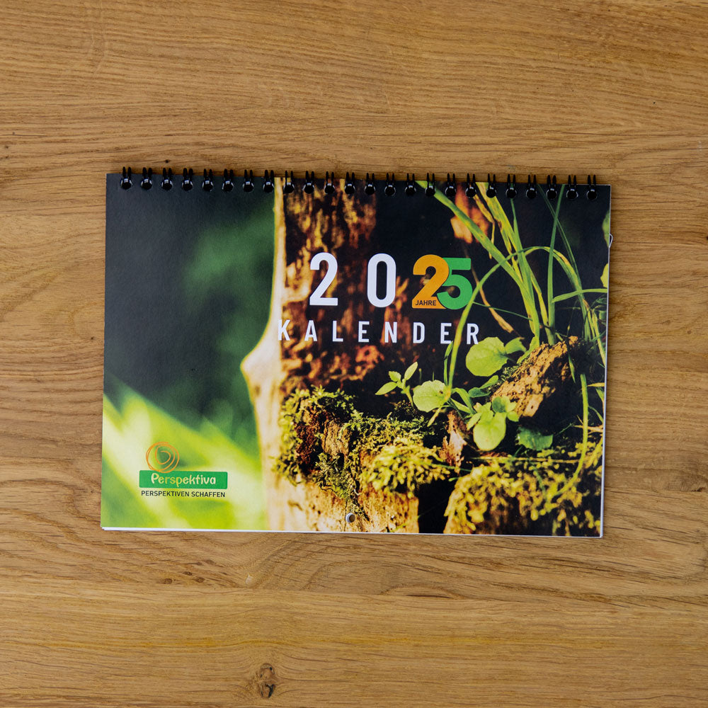 2025 Fotokalendar. Im Hintergrund ist ein Close-Up von der Natur zu sehen. Beschriftet mit 2025 Kalendar, Perspektiva, Perspektiven schaffen.