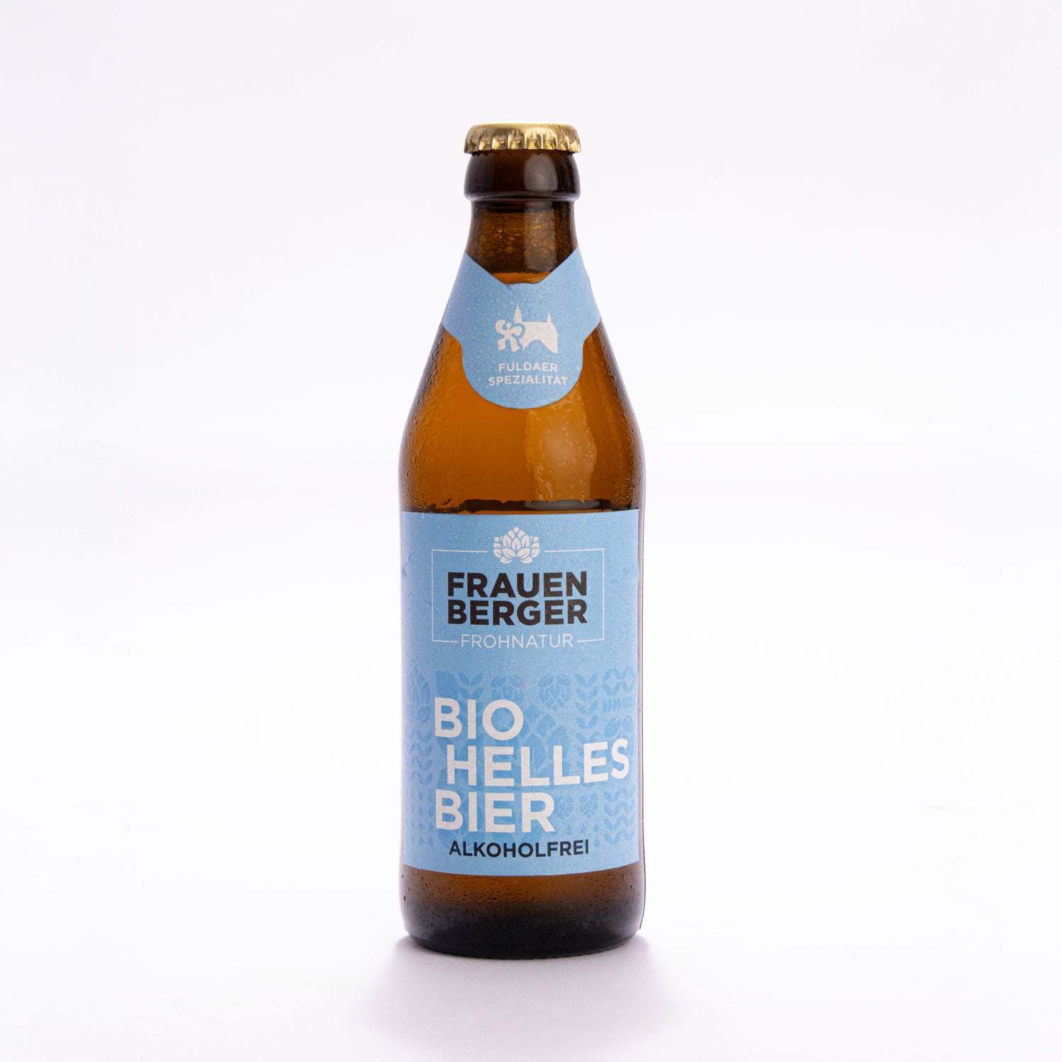 Eine Flasche vom hauseigenen alkoholfreien Bio-Bier Frauenberger Frohnatur. Eine braune Glasflasche, verschlossen mit einem goldenen Kronkorken, mit der Füllmenge 0,33l und einem blauen Etikett. Darauf am Flaschenhals die Aufschrift Fuldaer Spezialitäten. Unten Frauenberger Frohnatur - Bio Helles Bier Alkoholfrei.