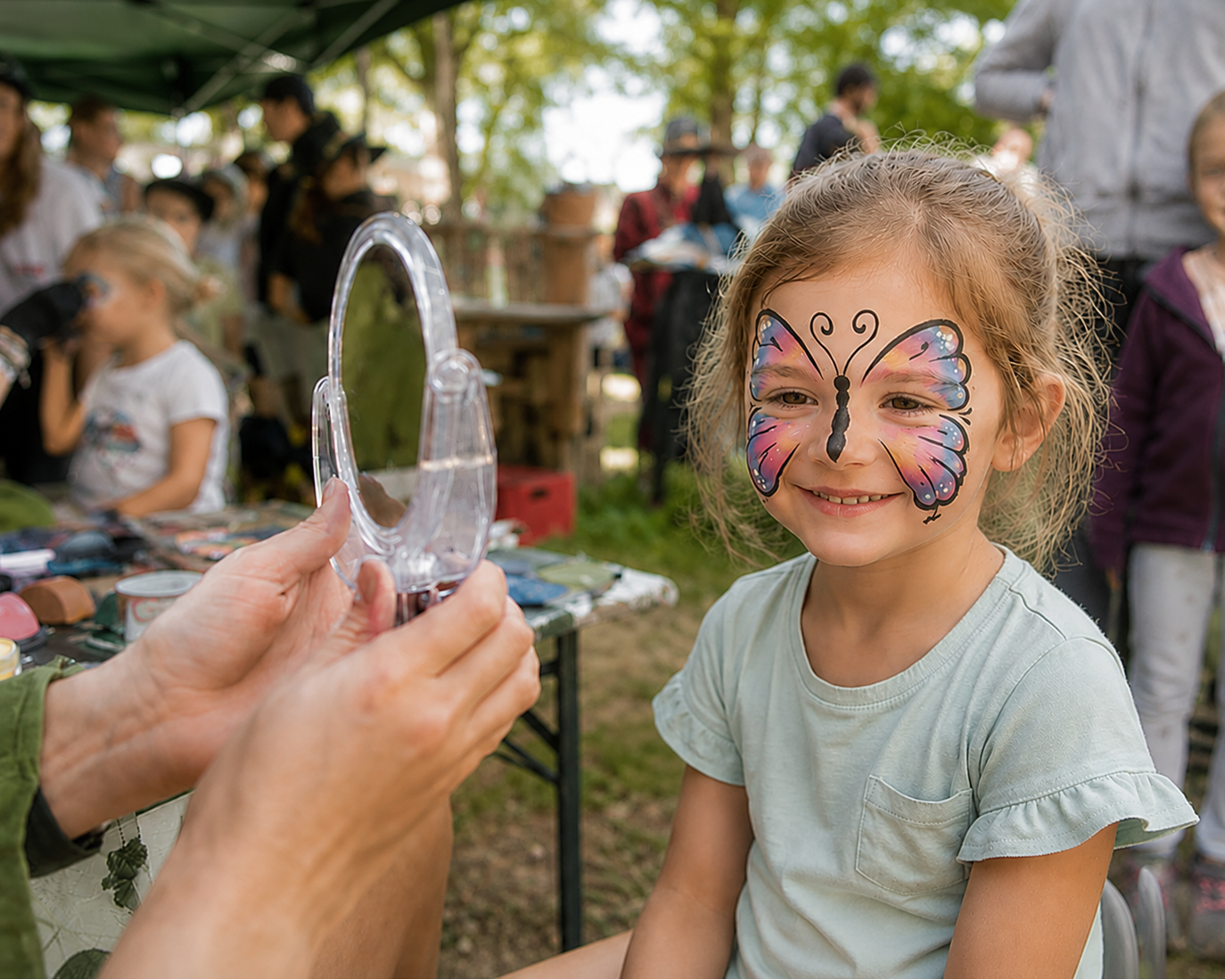 Kinderschminken beim Spiel- und Bastelnachmittag