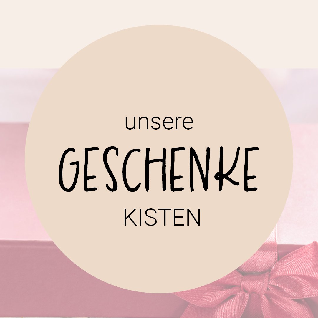 im Hintergrund ein Geschenk mit Schleife und davor ein beiger Kreis auf dem steht: unsere Geschenke-Kisten