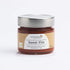 Ein mit einem Metalldeckel verschlossenes Glas mit Sweet Fire-Chutney in Bio-Qualität. Auf dem Etikett sind Informationen zur Füllmenge und die Aufschrift "Sweet Fire - Erst süß, dann sehr scharf - feuriges Chutney"