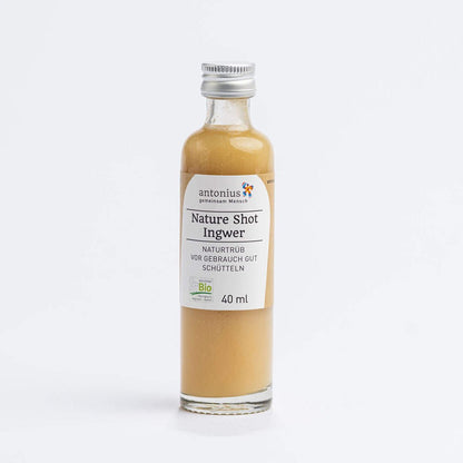 Ein mit einem Bio Ingwer-Shot gefülltes Fläschchen mit einer Füllmenge von 40 Mililitern. Auf dem Etikett steht: &quot;Nature Shot Ingwer - naturtrüb, vor Gebrauch gut schütteln.&quot;