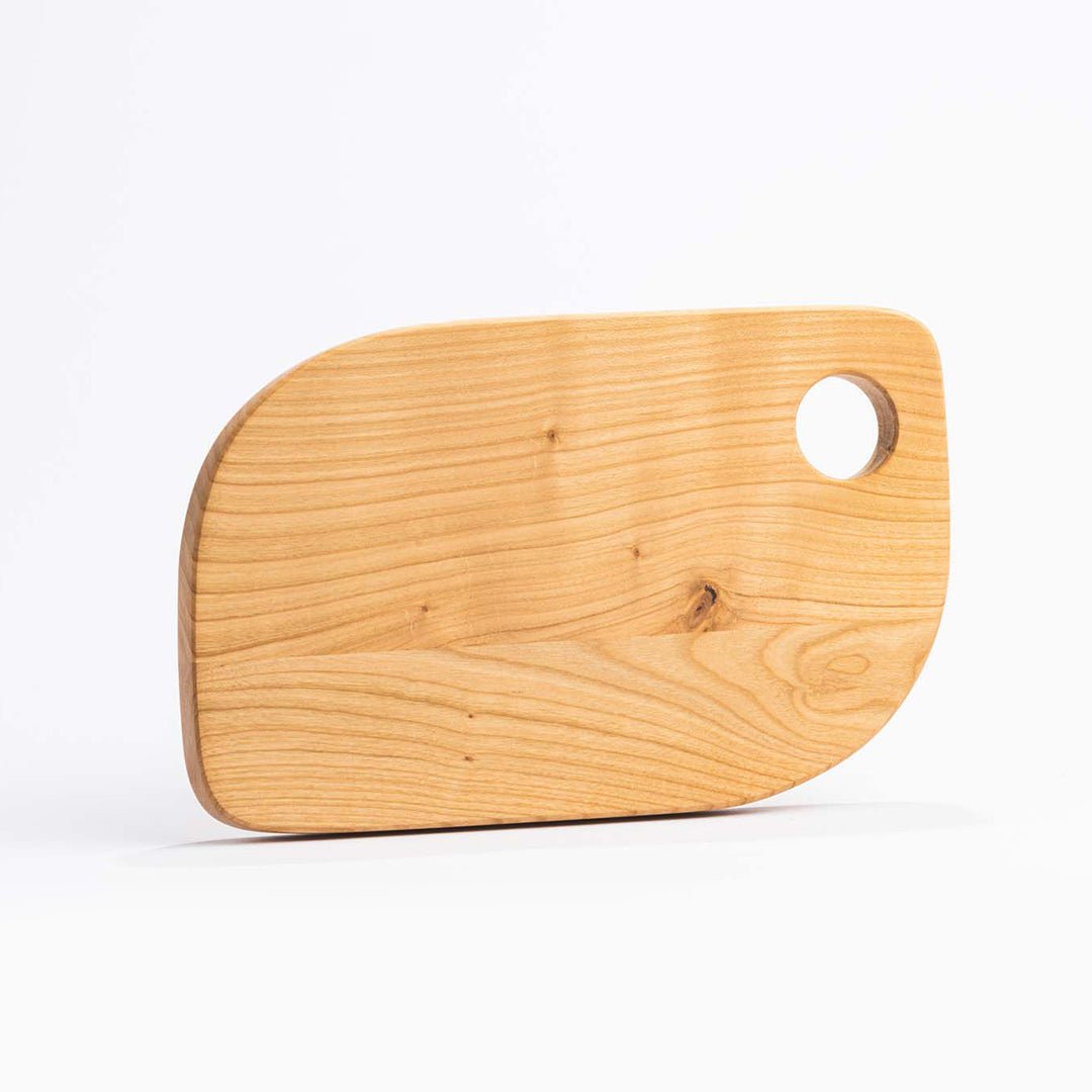 Abgerundetes Frühstücksbrett aus hochwertigem Holz mit einem ausgefrästen Kreis, der Platz bietet für ein Frühstücksei. Entweder aus Buche oder Kirsche erhältlich.