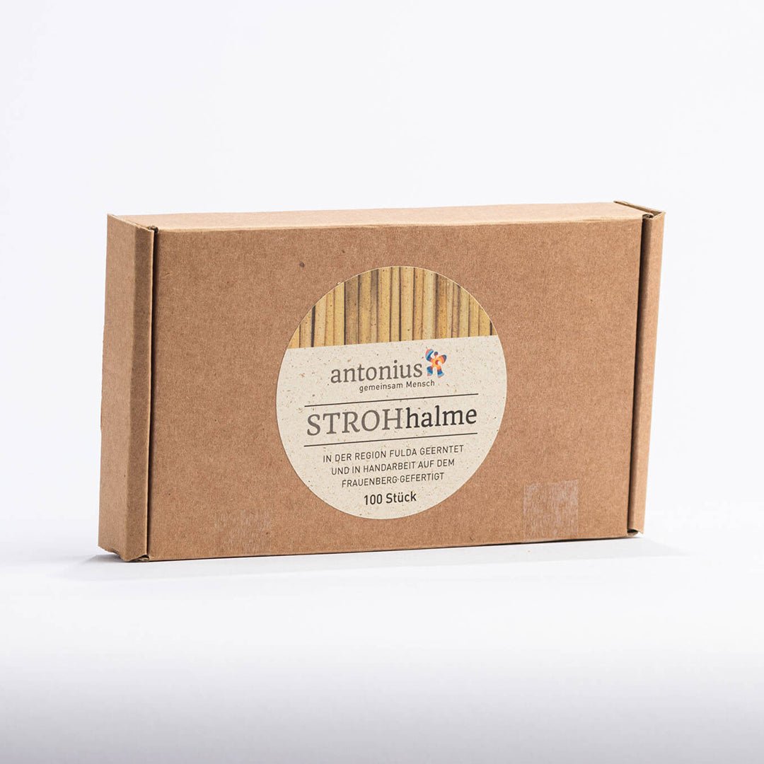 Eine Verpackung mit 100 Strohhalmen aus echtem Stroh. Auf dem Etikett steht: &quot;STROHhalme: In der Region Fulda geerntet und in Handarbeit auf dem Frauenberg gefertigt&quot;.